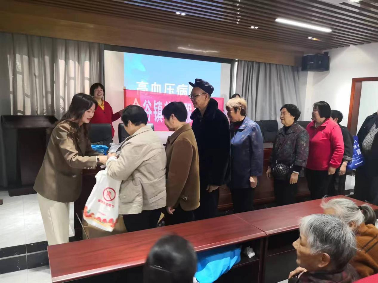 送知识 促健全—含谷镇养老服务中心发展高血压防治讲座